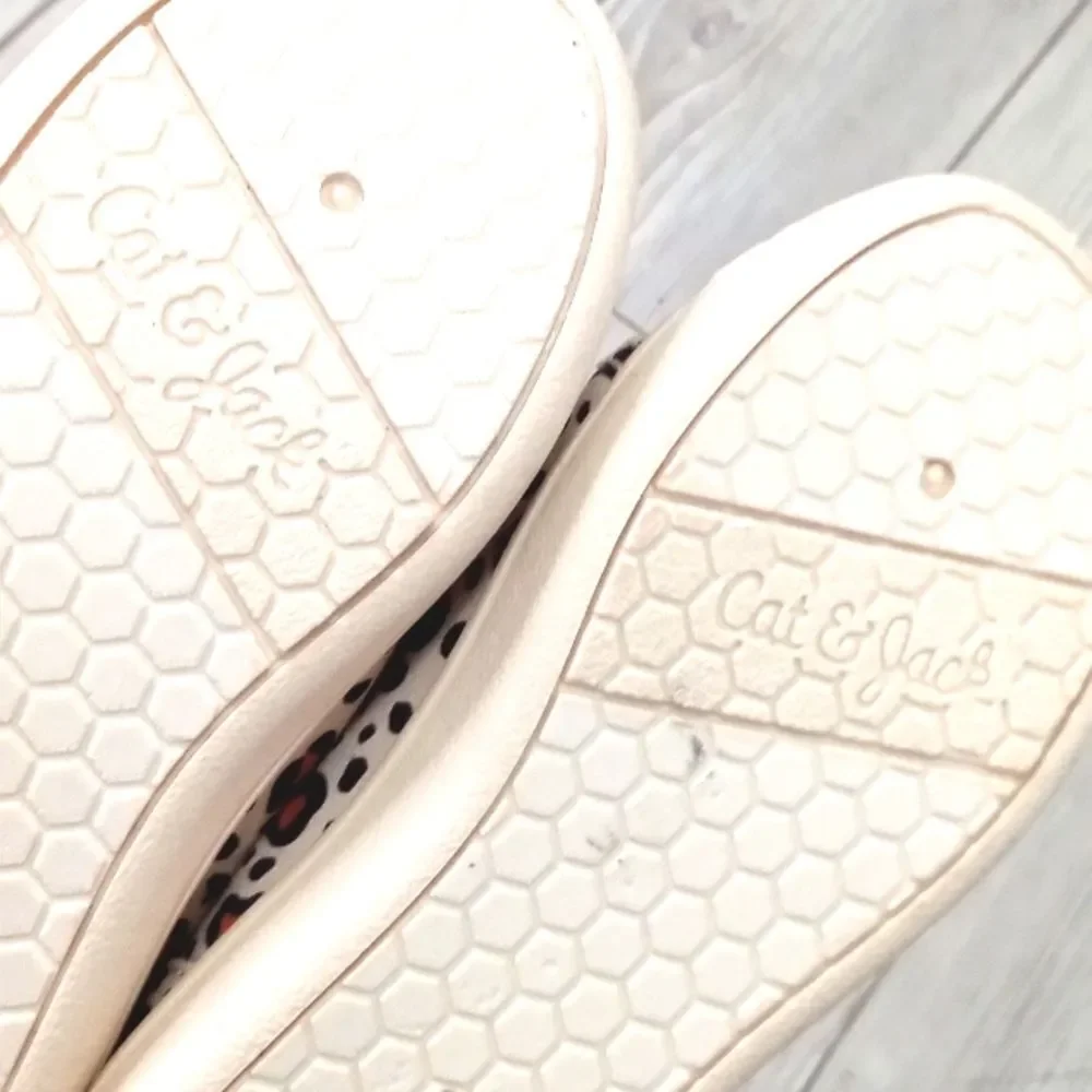 (76-3819)  Cat & Jack Shoes  Sz 5